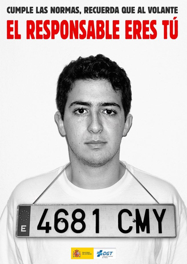 Imagen de un cartel para la DGT,donde se puede leer: "Cumple las normas, recuerda que al volante rl responsable eres tú"