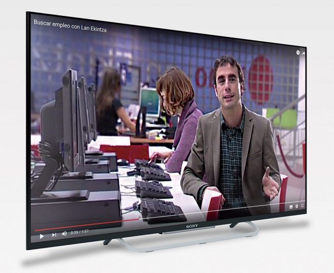 Televisión emitiendo el vídeo de presentación de las cuatro áreas de Lanekintza